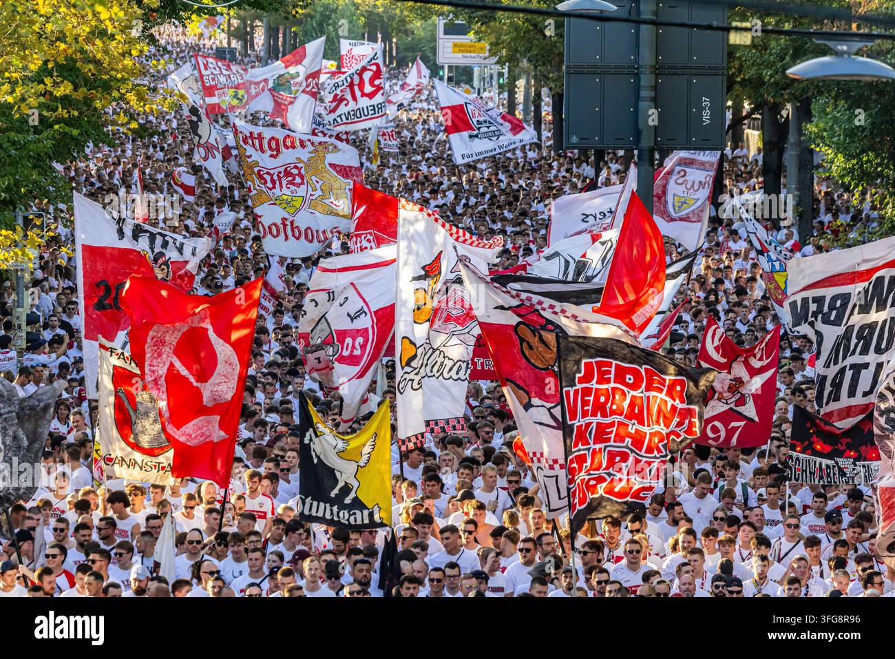 Erstes Heimspiel der Saison 2026-2027 gegen den 1. FC Köln: Anhänger des VfB Stuttgart ziehen als Karawane Cannstatt ins Stadion. Deutlich über 10000 Stockfoto