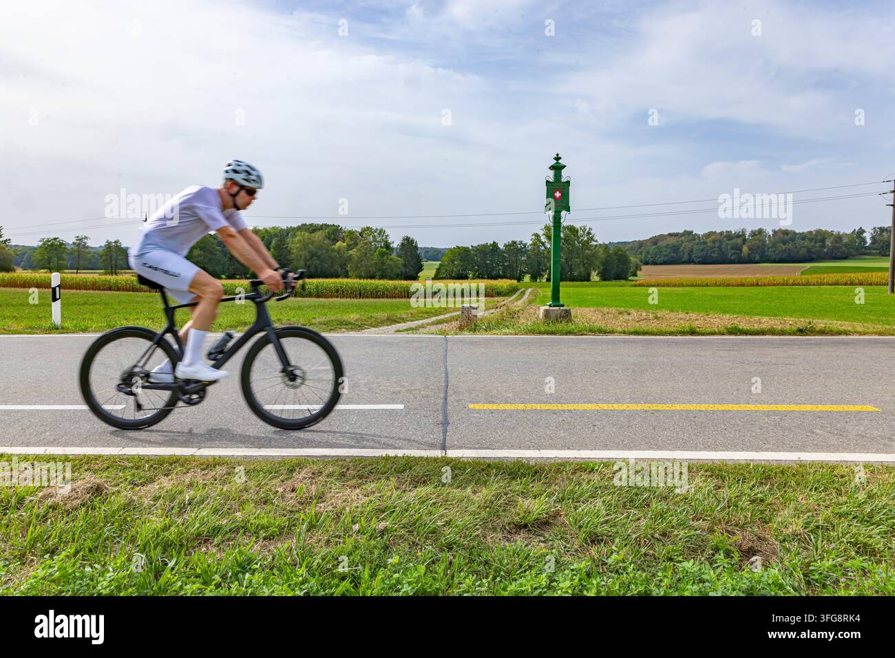 Staatsgrenze zwischen der Schweiz und Deutschland. Eine Naht im Asphalt und die Farbwechsel der Markierung für den Radweg sind die einzigen Hinweise. Buesin Stockfoto
