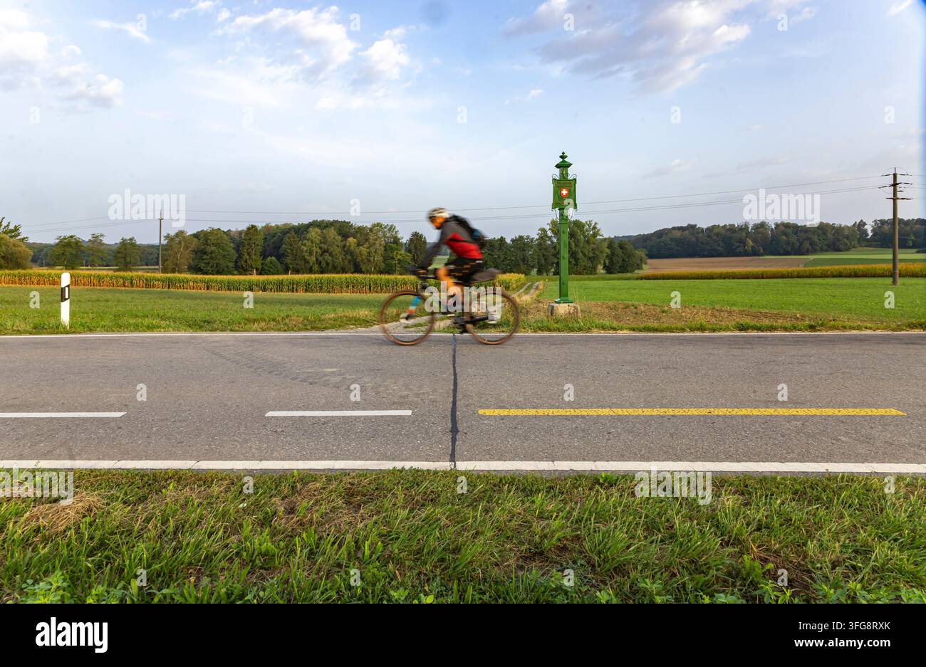 Staatsgrenze zwischen der Schweiz und Deutschland. Eine Naht im Asphalt und die Farbwechsel der Markierung für den Radweg sind die einzigen Hinweise. Buesin Stockfoto