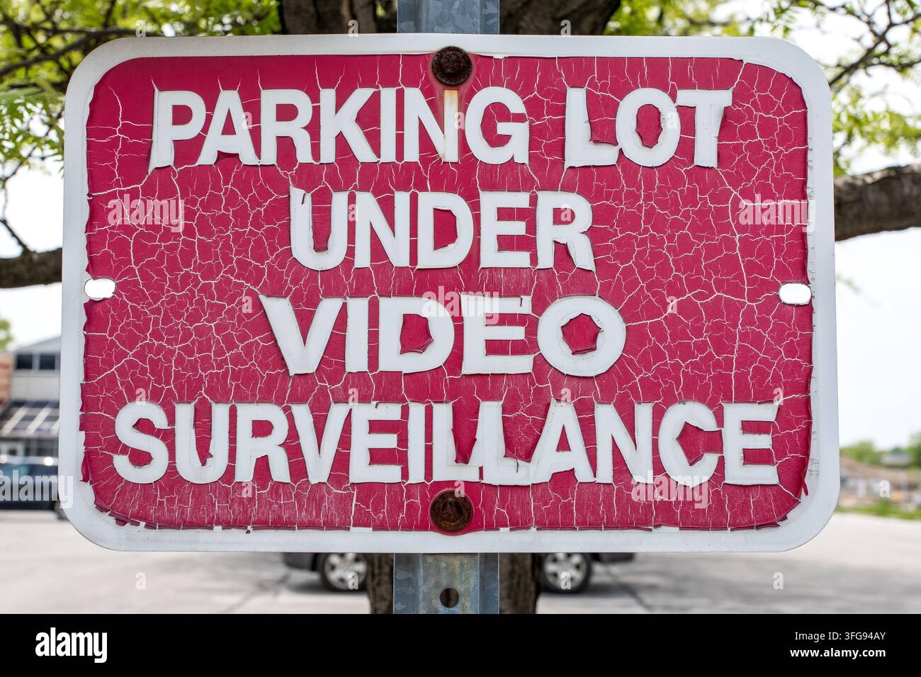Veröffentlichtes horizontales Schild Parkplatz unter Videoüberwachung Stockfoto