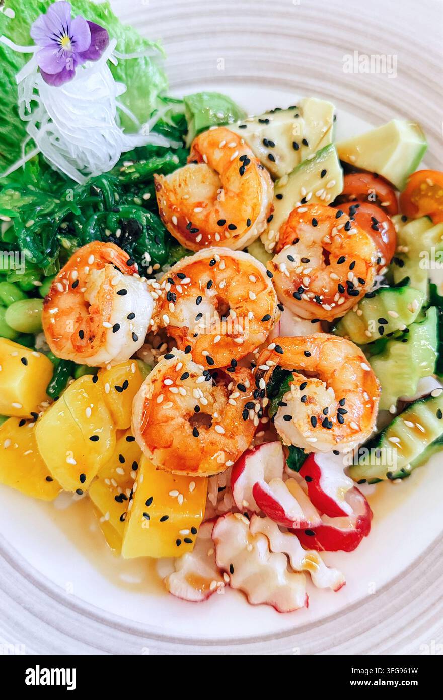 Gegrillte Sesam-Garnelen-Poke-Schüssel von oben Stockfoto