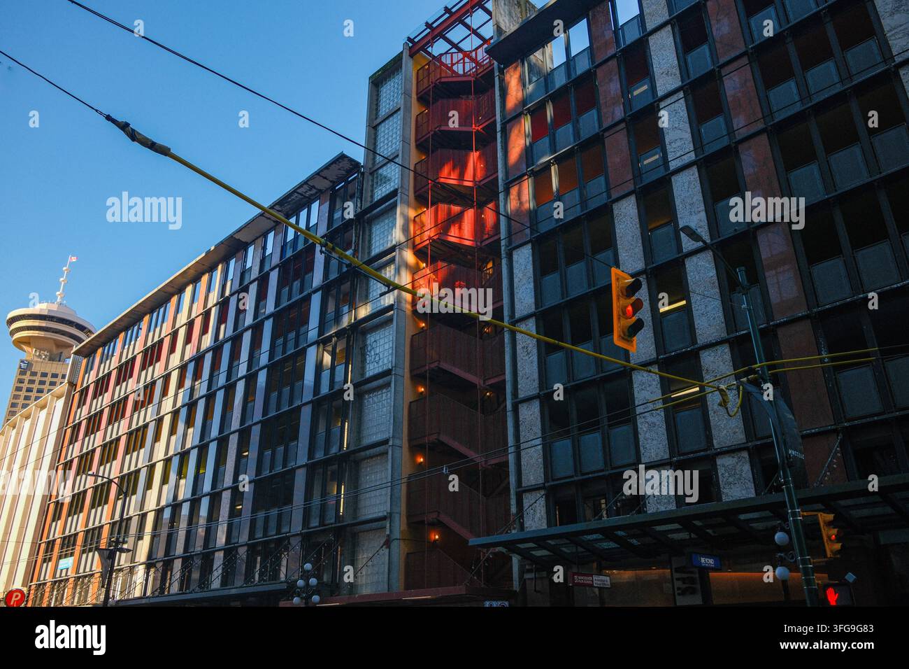 Ein Parkhaus mit dem Vancouver Lookout & Harbour Centre in der Ferne, Innenstadt von Vancouver, BC. Stockfoto