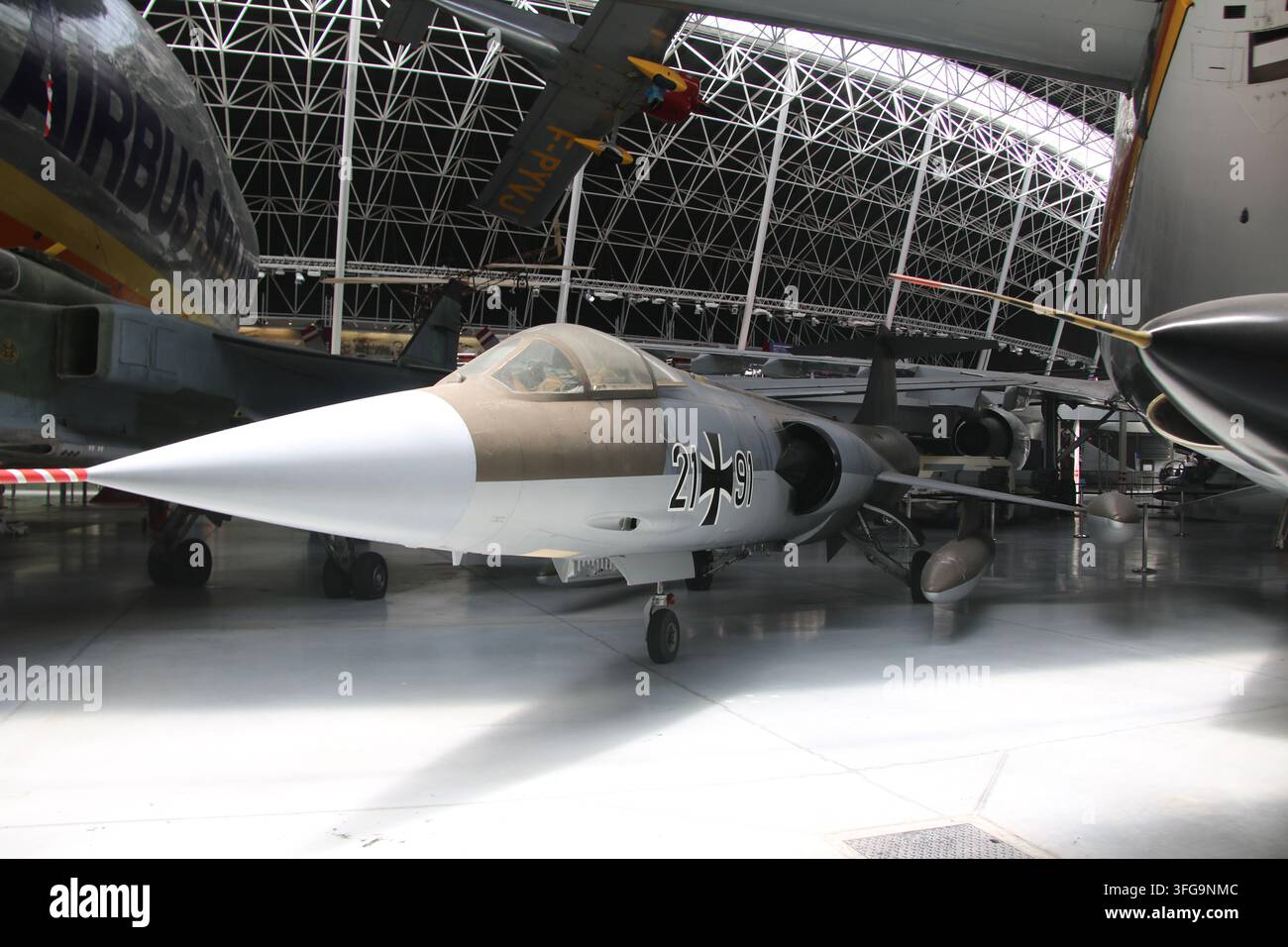 Ein Lockheed F-104G Starfighter-Superschall-Luftabwehrjäger mit deutscher Luftwaffe-Bemalung (Code 21+91) im Museum ausgestellt. Stockfoto
