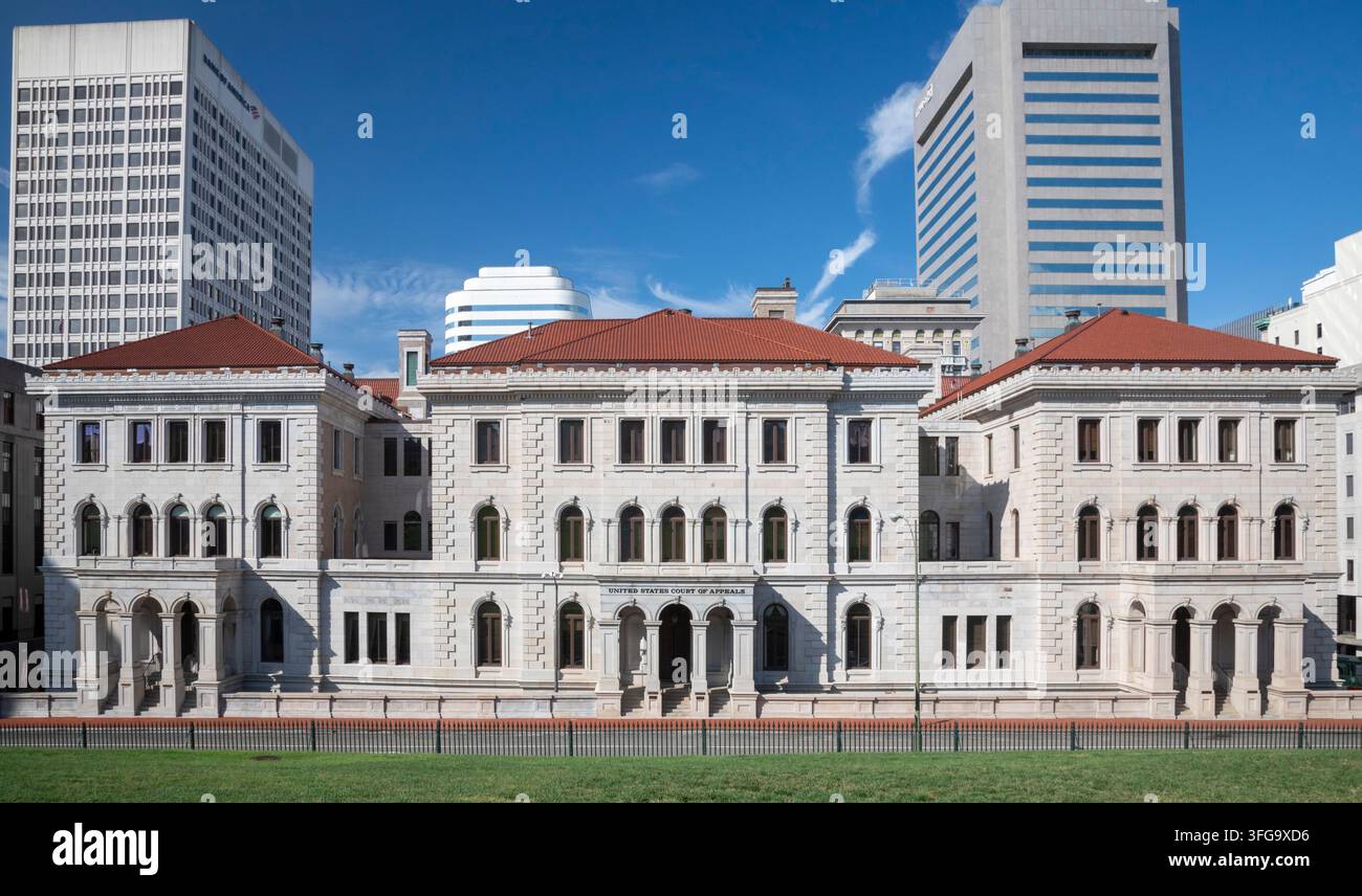 Richmond, Virginia – Der Oberste Gerichtshof des vierten Bezirks der Vereinigten Staaten im Lewis F. Powell Jr.-Gerichtsgebäude. Das Gebäude liegt gegenüber der Straße Stockfoto