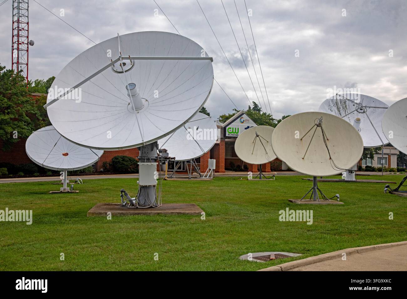Richmond, Virginia – Satellitenschüsseln vor den Studios von WWBT Channel 12 (NBC) und WUPV, Chennel 65 (CW). Die Sender gehören zu Gray Media. Stockfoto