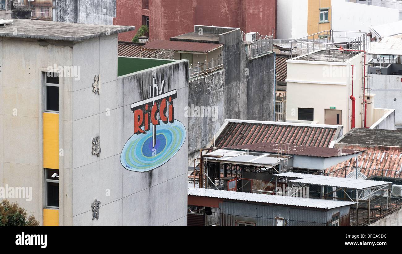 Ricci-Sign und grafische Kunstwerke an einem Gebäude im historischen Stadtgebiet von Macau, China Stockfoto