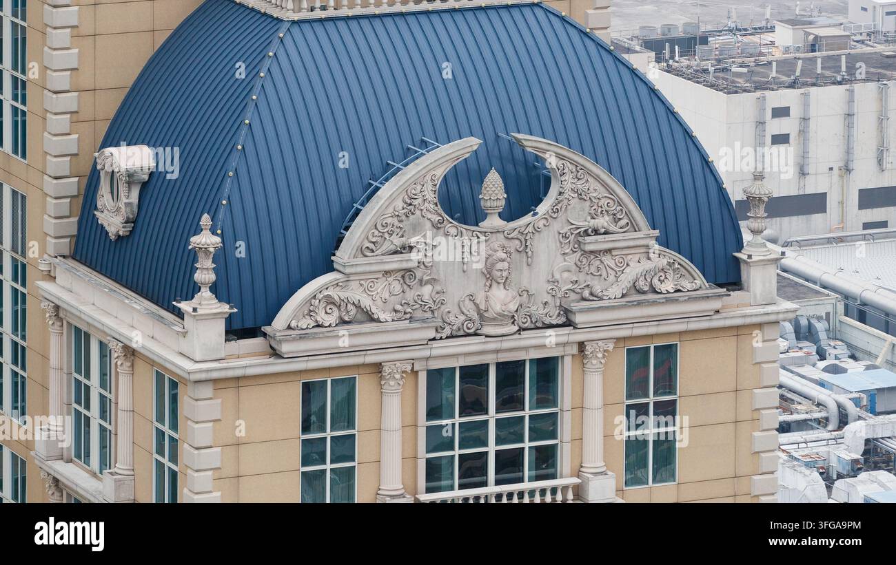 Französisch inspiriertes architektonisches Ornament und blaues Kuppeldach im The Parisian Macao in Cotai, Macau, China Stockfoto