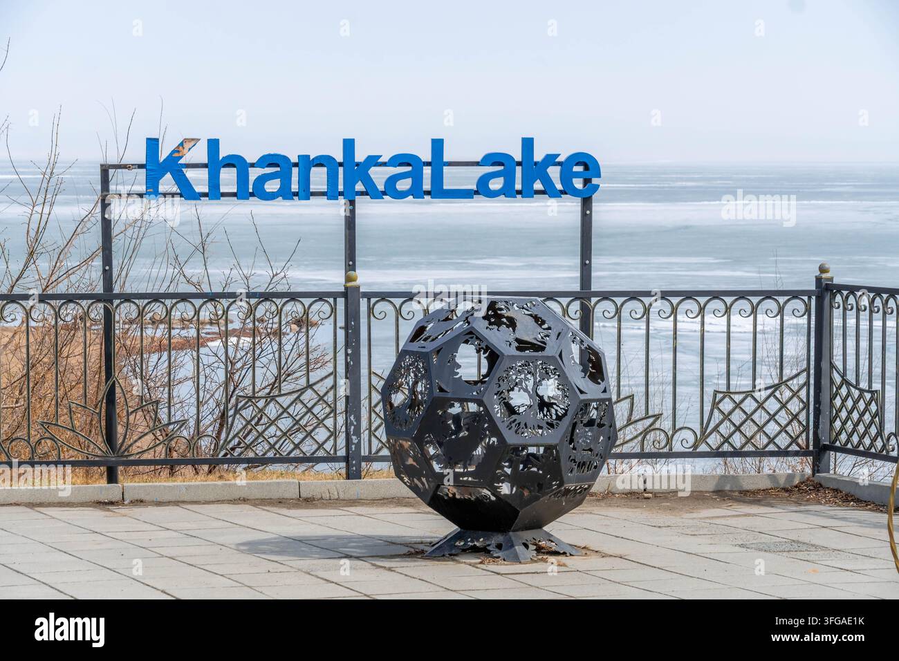 Ufer des Khanka-Sees mit der eisbedeckten Oberfläche des Sees in der russischen Stadt Kamen-Rybolow, Russland. Stockfoto