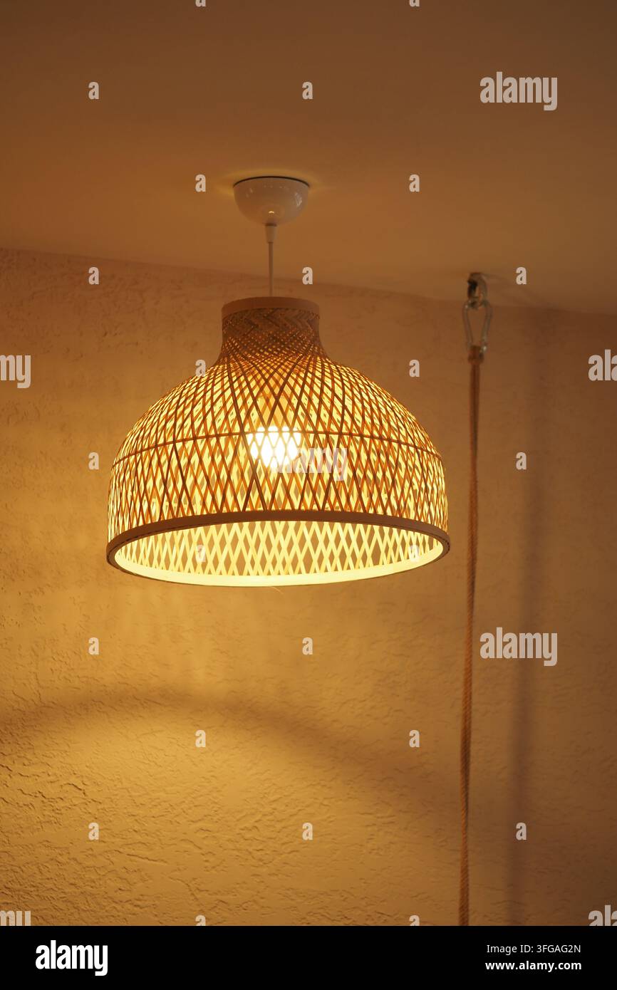 Hängelampe aus gewebtem Material in einer Inneneinrichtung Stockfoto