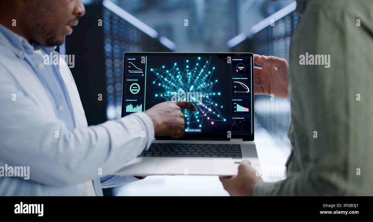 Datenwissenschaftler und Ingenieure arbeiten gemeinsam an Deep-Learning-Neuronalen-Netzwerkmodellen. Stockfoto