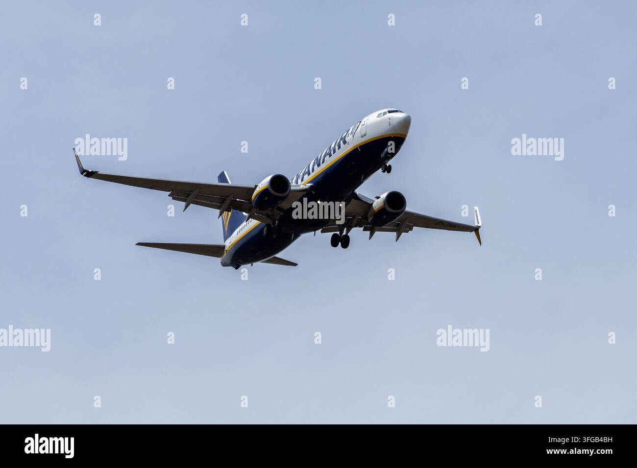Ryanair Boeing 737-Passagierflugzeug von unten während des Endanflugs fotografiert, mit ausgefahrenem Fahrwerk und eingefahrenen Flügelklappen in Vorbereitung Stockfoto