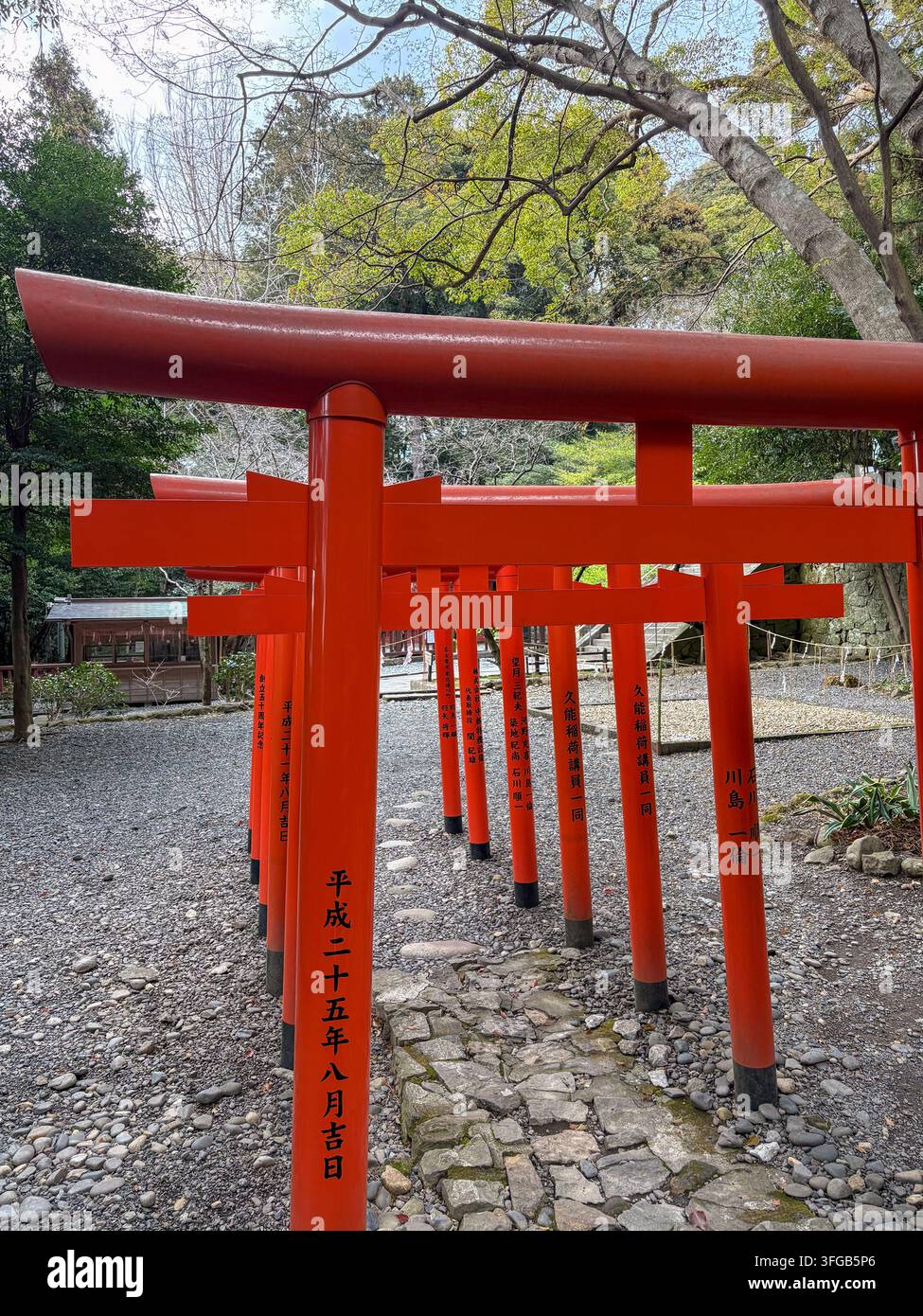 Rote Torii-Tore führen zum Kuno-Inari-Schrein am Kunozan-Toshogu-Schrein in Shizuoka, Japan. - Smartphone-aufgenommenes Stockfoto