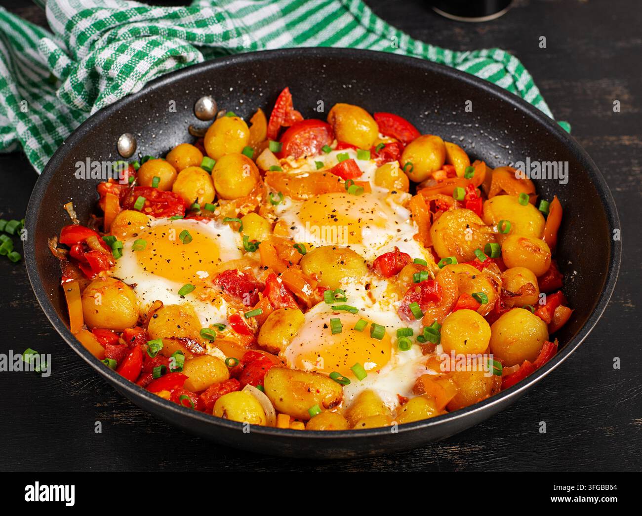 Herzhaftes Frühstück mit Spiegeleiern und Babykartoffeln Stockfoto