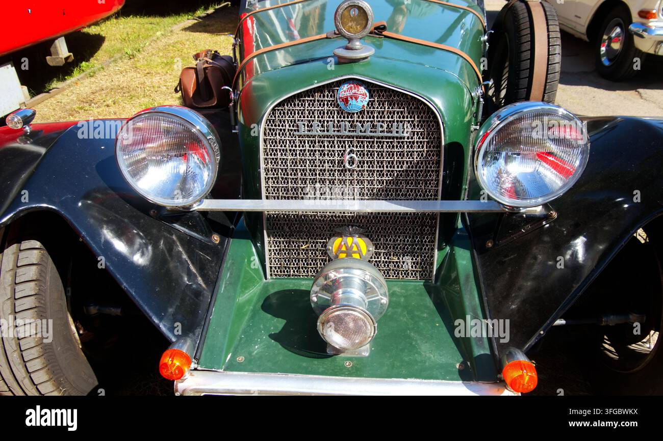 Hannover, Deutschland, 9. August 2026, Vintage Triumph 6 Auto zeigt sein ikonisches Kühlergrill, verchromte Scheinwerfer und klassischen Stil Stockfoto