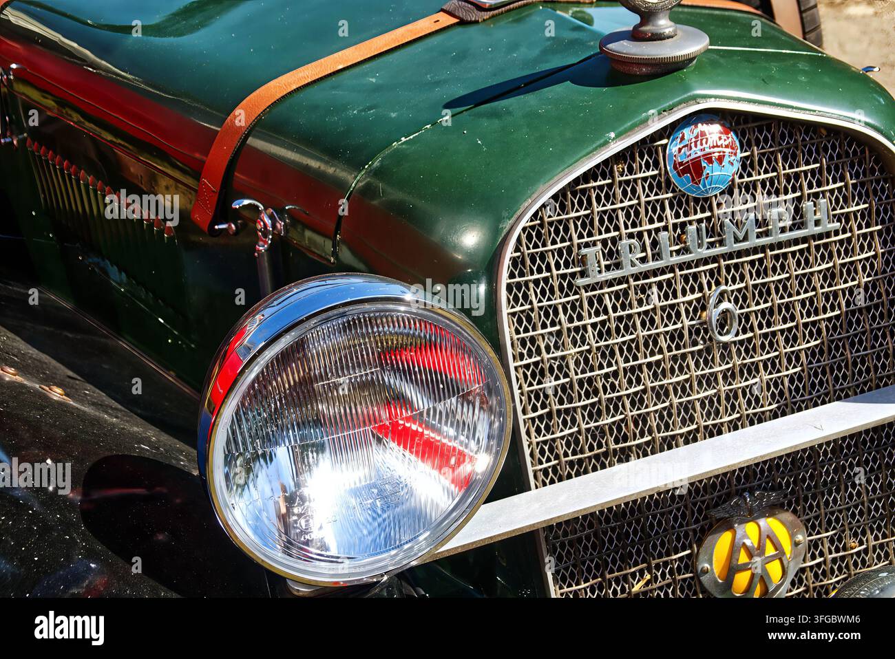 Hannover, Deutschland, 9. August 2026, klassische Triumph-Autoaufbereitung im Vintage-Design mit Chromakzenten und ikonischem Branding Stockfoto