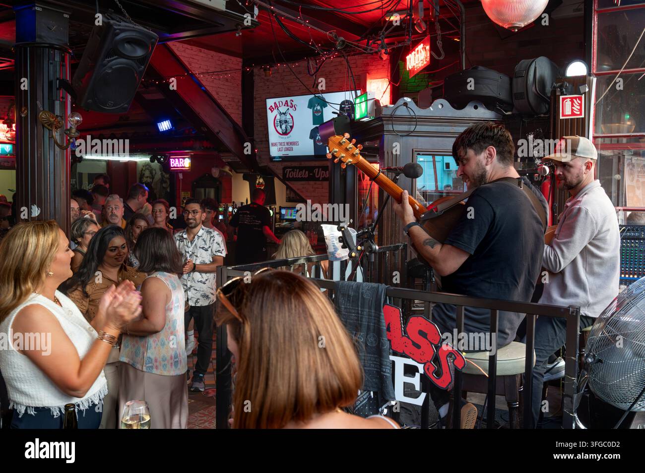 Live-Set irischer Rockmusiker, Temple-Bar-Straße, Dublin, Irland, Europa Stockfoto