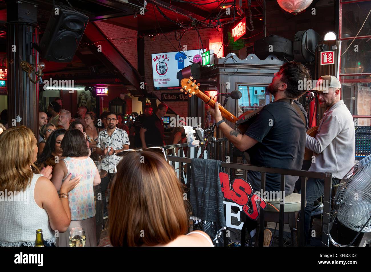 Live-Set irischer Rockmusiker, Temple-Bar-Straße, Dublin, Irland, Europa Stockfoto