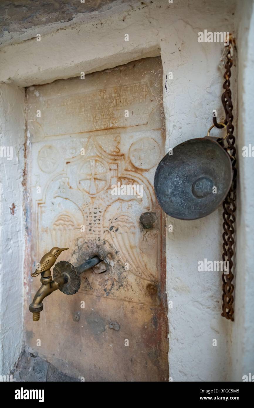 Alte steinerne Trinkfontäne, Berg Athos, Griechenland Stockfoto