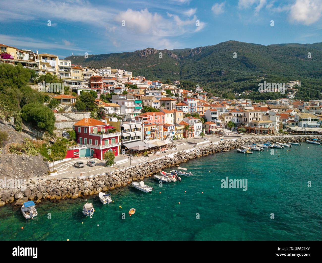 Parga Town Waterfront und Pier bei Golden Hour, Griechenland Stockfoto