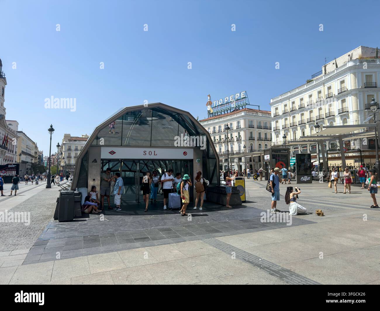 U-Bahn-Station Sol, la ballena ("die Wal"), Plaza de Puerta del Sol, Madrid, Spanien - Smartphone-aufgenommenes Stockfoto