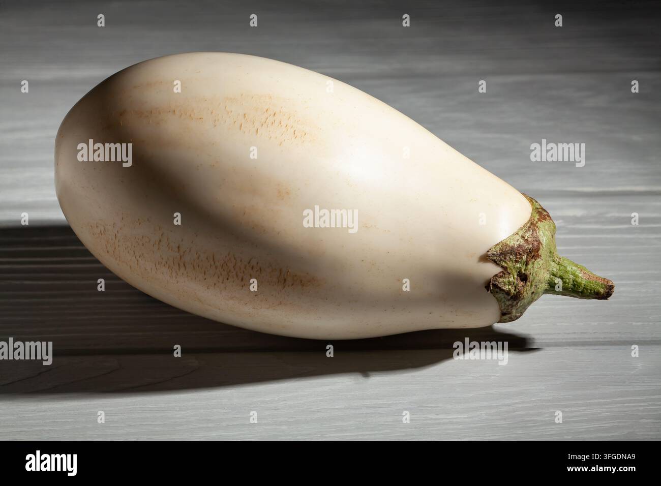 weiße Aubergine auf grauem Holzgrund Stockfoto