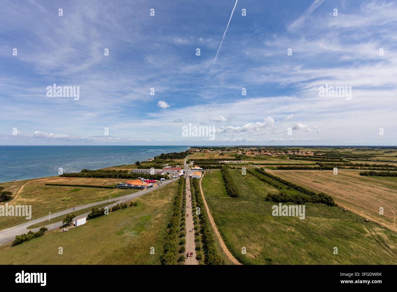 Ile d’Oleron, Charente-Maritime, Frankreich  Eine Luftaufnahme zeigt eine lineare Anordnung von Wegen und Vegetation, die sich zwischen der Küste erstrecken Stockfoto