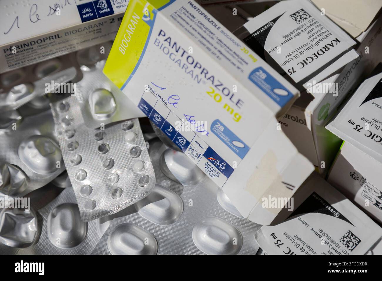 Gap, Frankreich. 12. Sep, 2026. Illustration - Eine Schachtel Pantoprazol, umgeben von Medikamenten und Blisterpackungen, in Gap, Hautes-Alpes, Frankreich, am 12. September 2026. Foto von Thibaut Durand/ABACAPRESS.COM Credit: Abaca Press/Alamy Live News Stockfoto