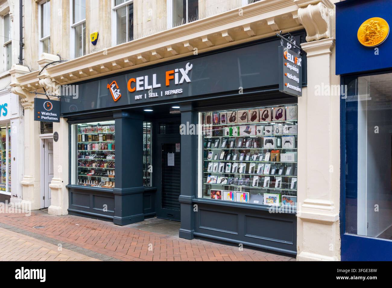 Geschäftsräume von Cell Fix, Mobiltelefon-Reparaturgeschäft, in der High Street von King's Lynn Stockfoto
