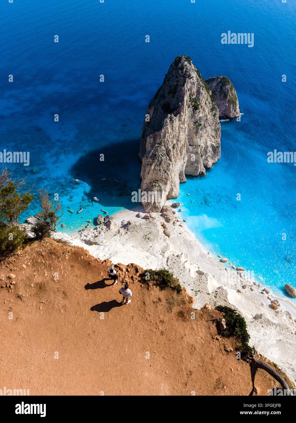 Erleben Sie die atemberaubende Landschaft von Myzithres in Zakynthos, Griechenland, wo schroffe Klippen auf das lebendige blaue Meer treffen. Dieser ruhige Ort fängt das Wesen ein Stockfoto