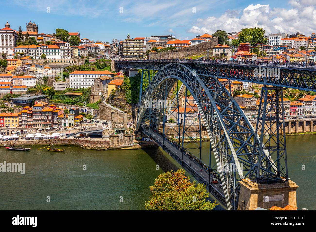 Die Ponte Dom Luis I, die den Douro überspannt, ist eines der berühmtesten Gebäude der Stadt und ein Zeichen besonderer Ingenieurskunst, Porto, Portugal, Po Stockfoto