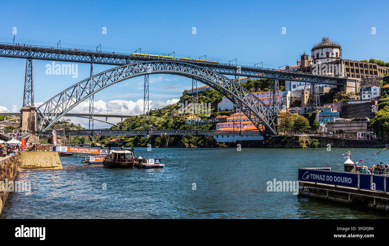 Die Ponte Dom Luis I, die den Douro überspannt, ist eines der berühmtesten Gebäude der Stadt und ein Zeichen besonderer Ingenieurskunst, Porto, Portugal, Po Stockfoto