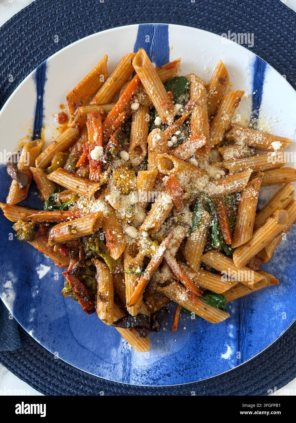 Ein Gericht glutenfreier Pasta auf einem blau-weißen Teller. Stockfoto