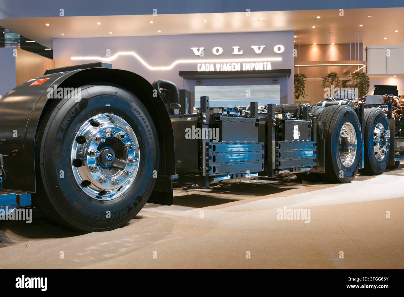Londrina, Paraná, Brasilien – 6. September 2026: Volvo-Elektrobus-Chassis, das auf einer Transportausstellung ausgestellt ist und Batterien, Michelin-Reifen hervorhebt Stockfoto