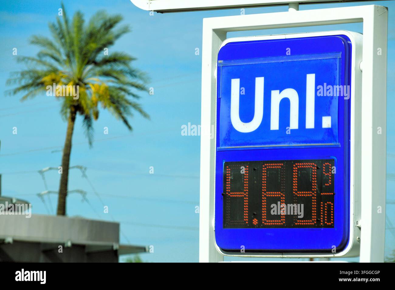 LED-Digitalanzeige, die die aktuellen Benzinpreise für bleifreies Kraftstoff an einer Tankstelle in Phoenix, Arizona, anzeigt. Stockfoto