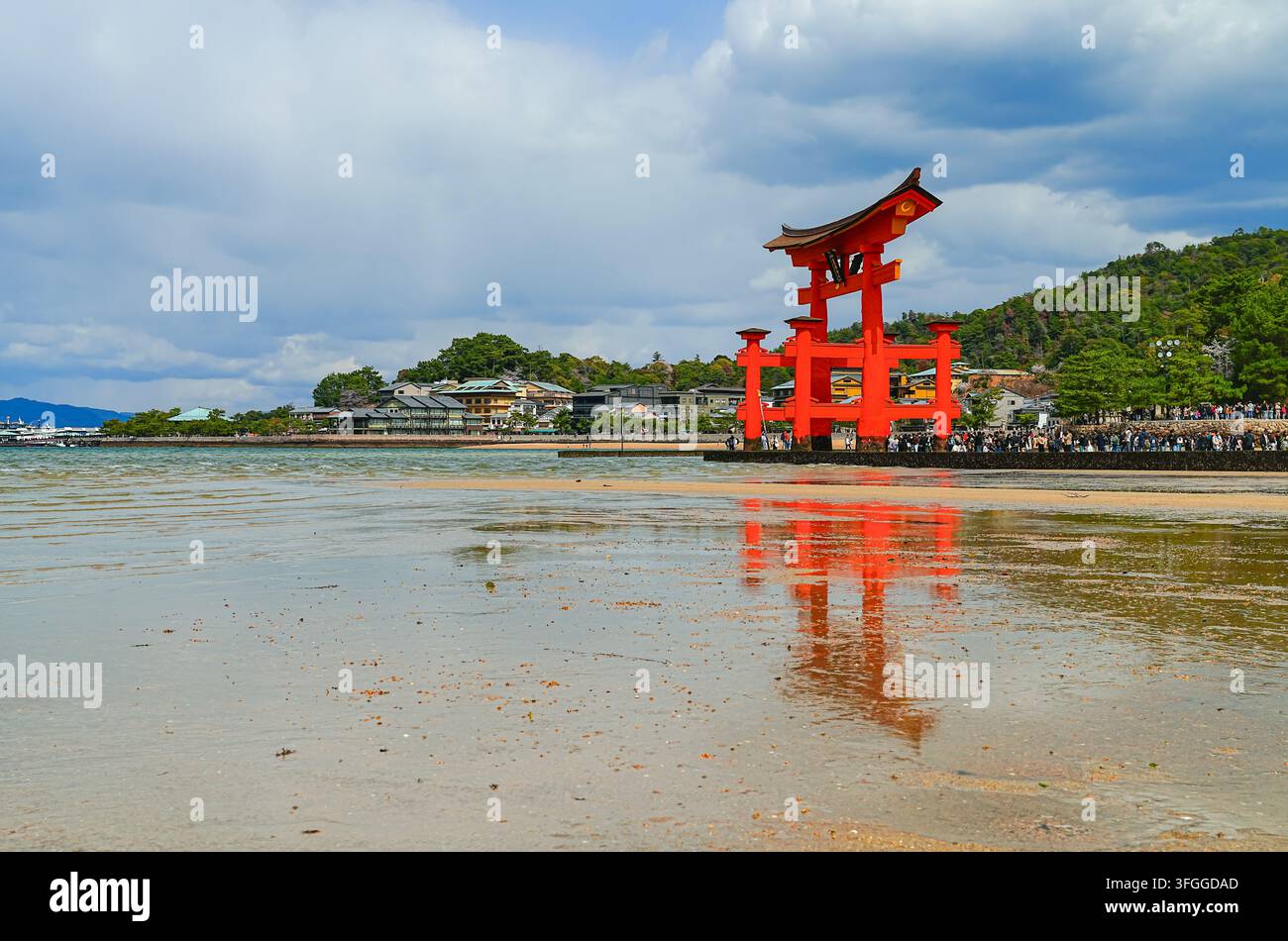 Das Torii-Tor des Itsukushima-Schreins, das am Strand in Itsukushima, Japan, gebaut wurde. Stockfoto