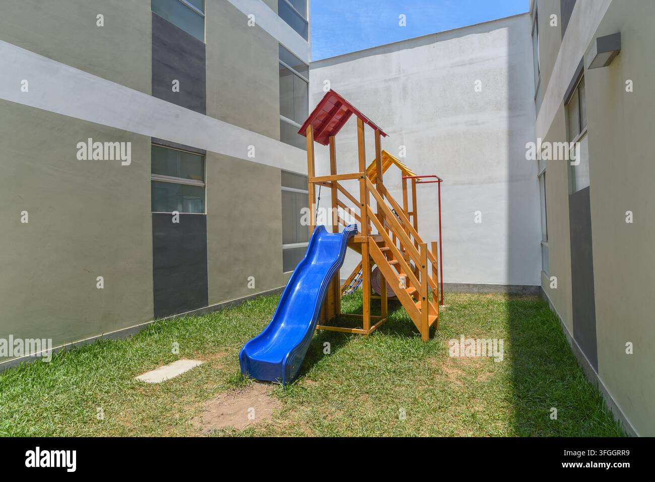 Rutschen für Kinder zwischen Gebäuden Stockfoto