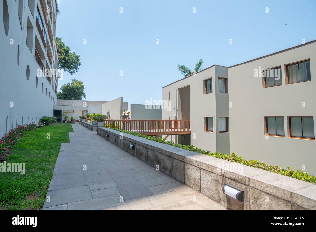 Modernes architektonisches Ensemble: Ein sauber geformter moderner Gebäudekomplex mit geometrischen Formen und glatter Fassade Stockfoto