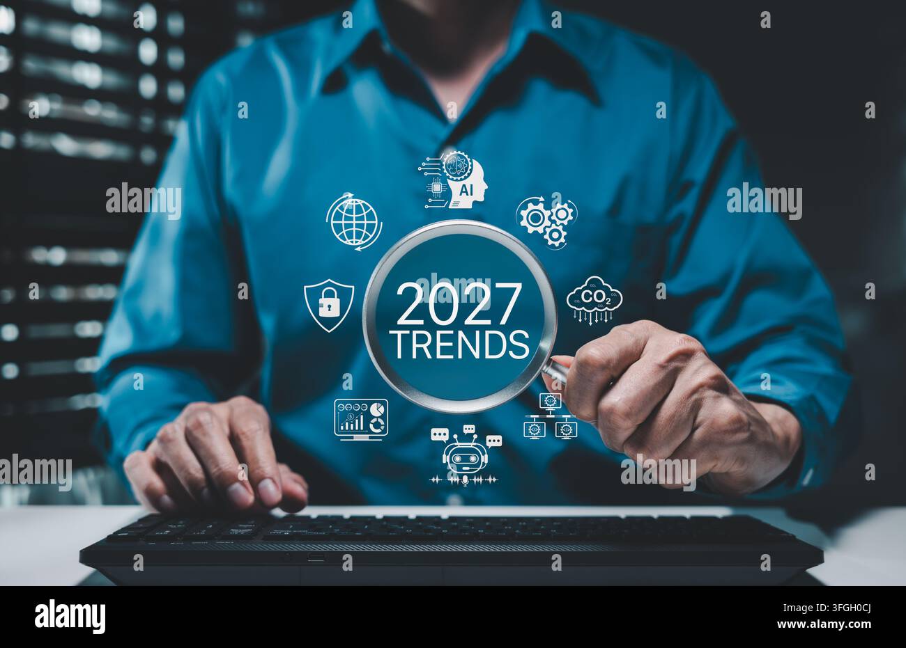 2027 Technologie-Trends-Konzept. Person analysiert KI-Automatisierung, Cybersicherheit, Nachhaltigkeit, zukünftige Geschäftsinnovation, Datenanalyse, Stockfoto