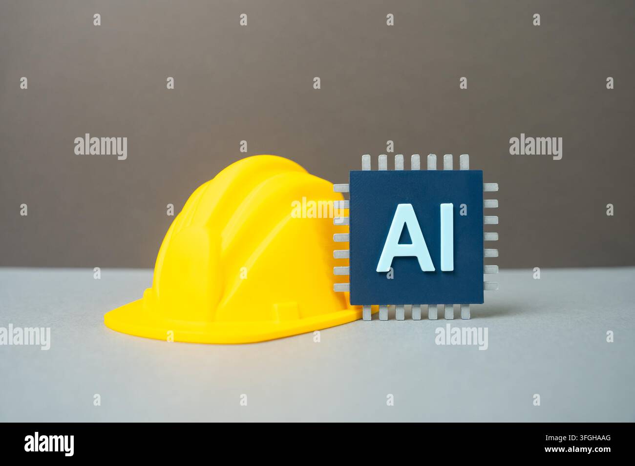 Bauhelm und KI-Mikrochip, Einsatz von künstlicher Intelligenz in Design und Bauwesen. Intelligentes Ingenieurwesen, automatisierte Planung, digitales Modellieren und aufkommende Technologien für effizientes Bauen - Fotomontage Stockfoto
