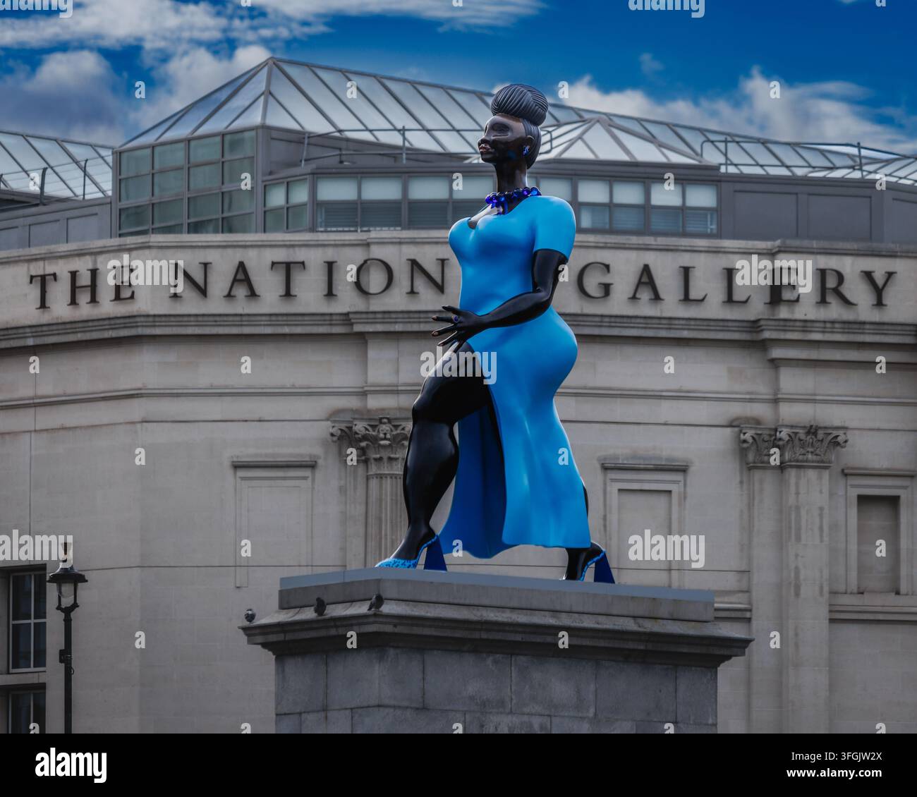 Dame in Blau Skulptur von Tschabalala Self, Vierter Sockel, Trafalgar Square, London vor der Nationalgalerie. Stockfoto