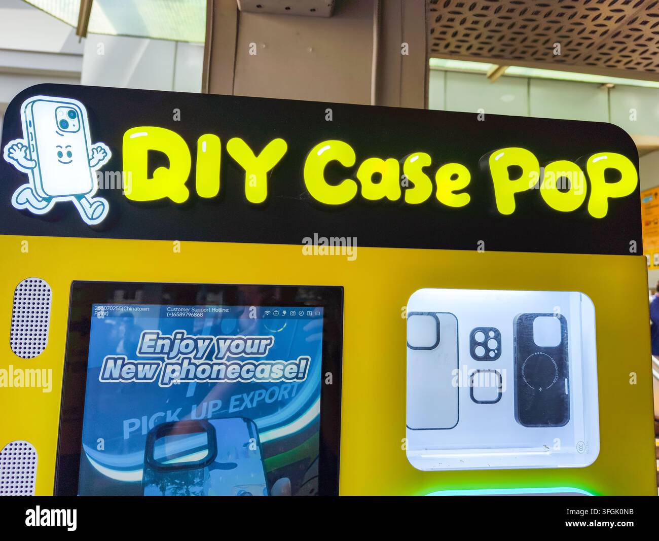 Self-Service-DIY-Fall-Pop-Handyhüllen-Druck- und Verkaufsautomat, ermöglicht es, personalisierte Handyhüllen auf Abruf anzupassen und zu drucken, Singapur Stockfoto