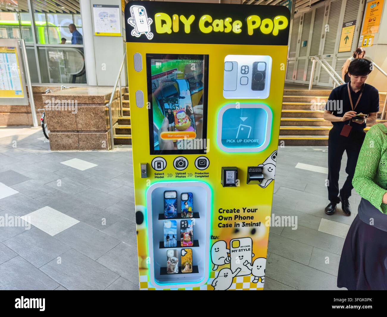 Self-Service-DIY-Fall-Pop-Handyhüllen-Druck- und Verkaufsautomat, ermöglicht es, personalisierte Handyhüllen auf Abruf anzupassen und zu drucken, Singapur Stockfoto