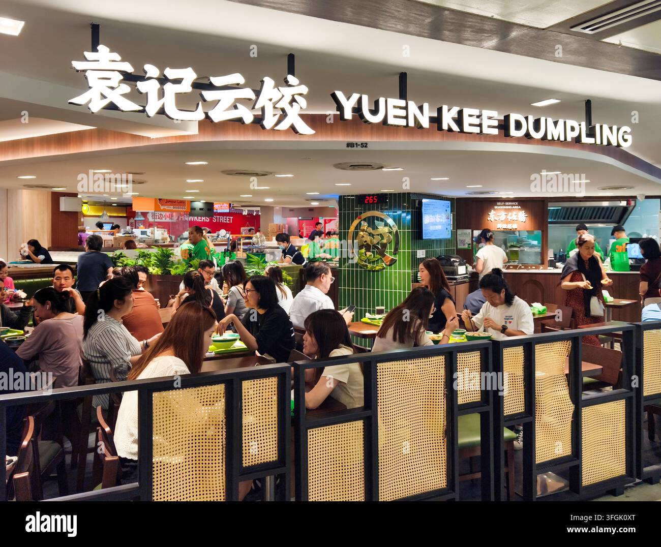 Überfüllter Speisebereich bei Yuen Kee Dumpling, einer beliebten chinesischen Wonton- und Dumpling-Filiale. Singapur Stockfoto