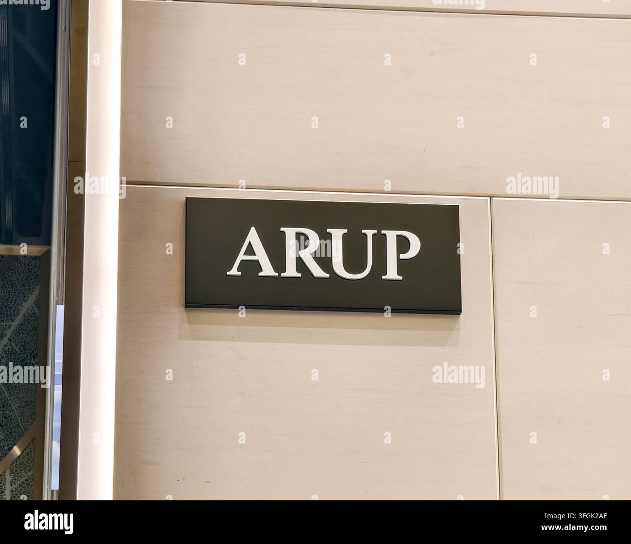 Unternehmensschild von Arup, globales Design-, Ingenieur- und Beratungsunternehmen. Singapur Stockfoto