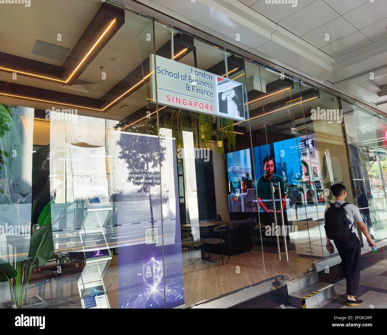 Schaufenster und Campus-Eingang der London School of Business & Finance (LSBF) Singapur, Stockfoto