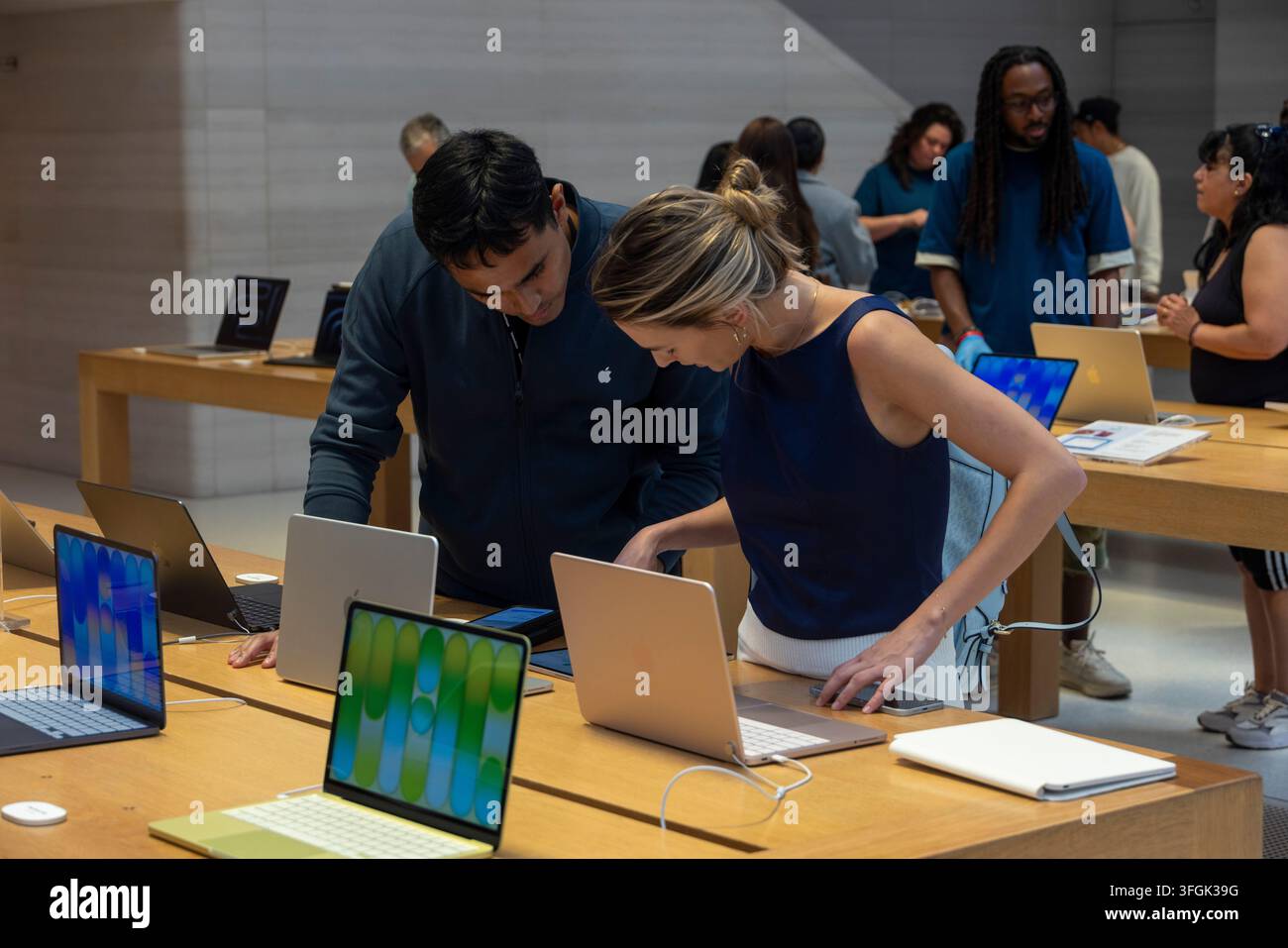 Kunden betrachten Laptops im Apple Store, Fifth Avenue, New York City, USA Stockfoto