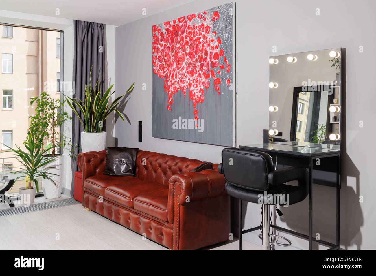 Stilvolles Setting, das Möbel mit natürlicher Beleuchtung verbindet Stockfoto