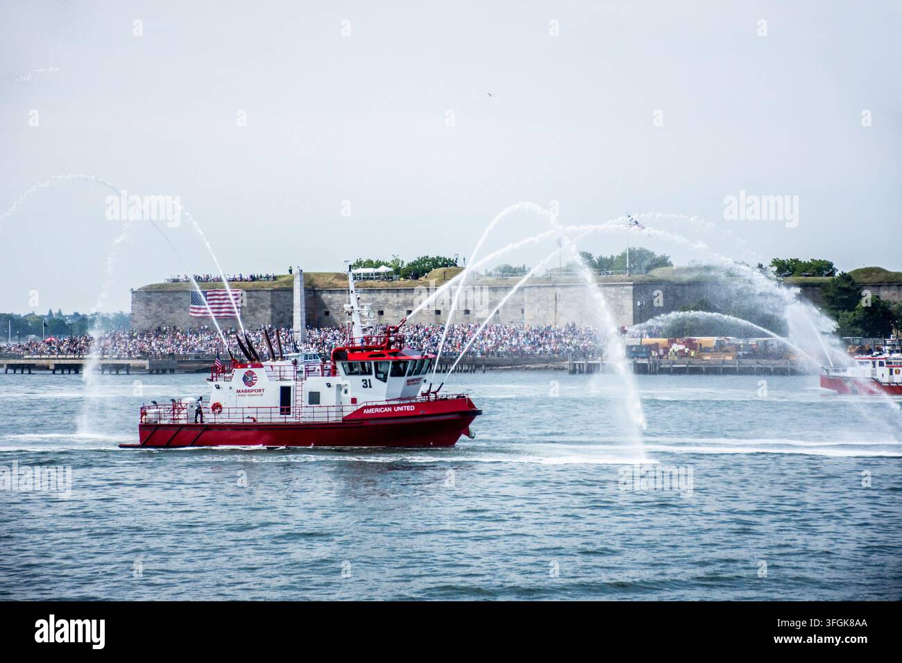 Ein Bostoner Feuerboot schießt Wasserkanonen in den Bostoner Hafen als Teil der Feier Bostons zum 250. Jahrestag des Landes. Stockfoto