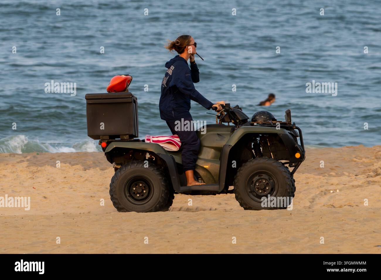 Virginia Beach Virginia - 2. August 2023: Ein Rettungsschwimmer reagiert auf einen Notruf am Strand von Virginia Beach Stockfoto