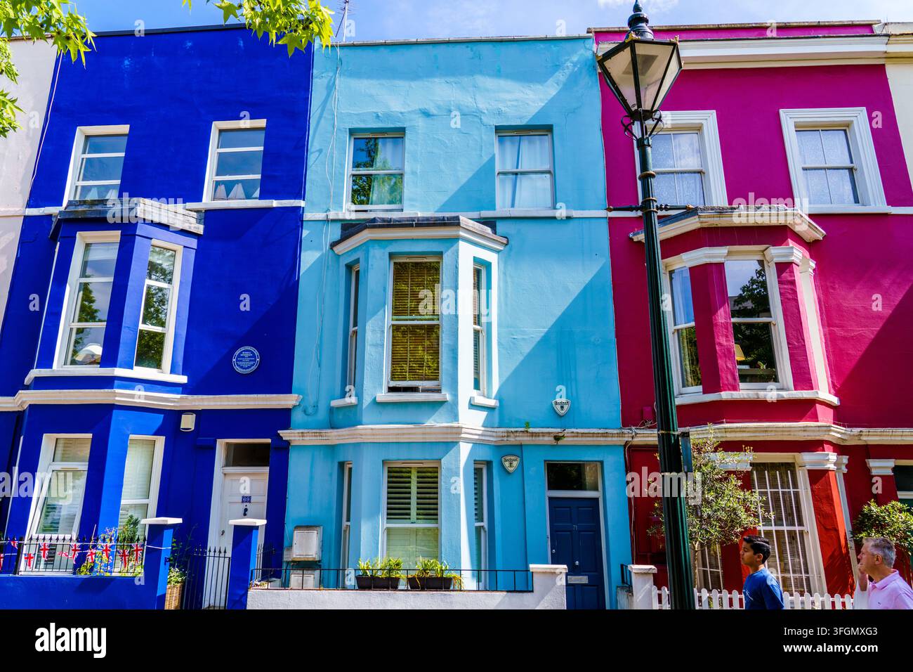 London England - 28. Mai 2023: Bunte Reihenhäuser im Stadtteil Notting Hill von London England an einem sonnigen Tag Stockfoto